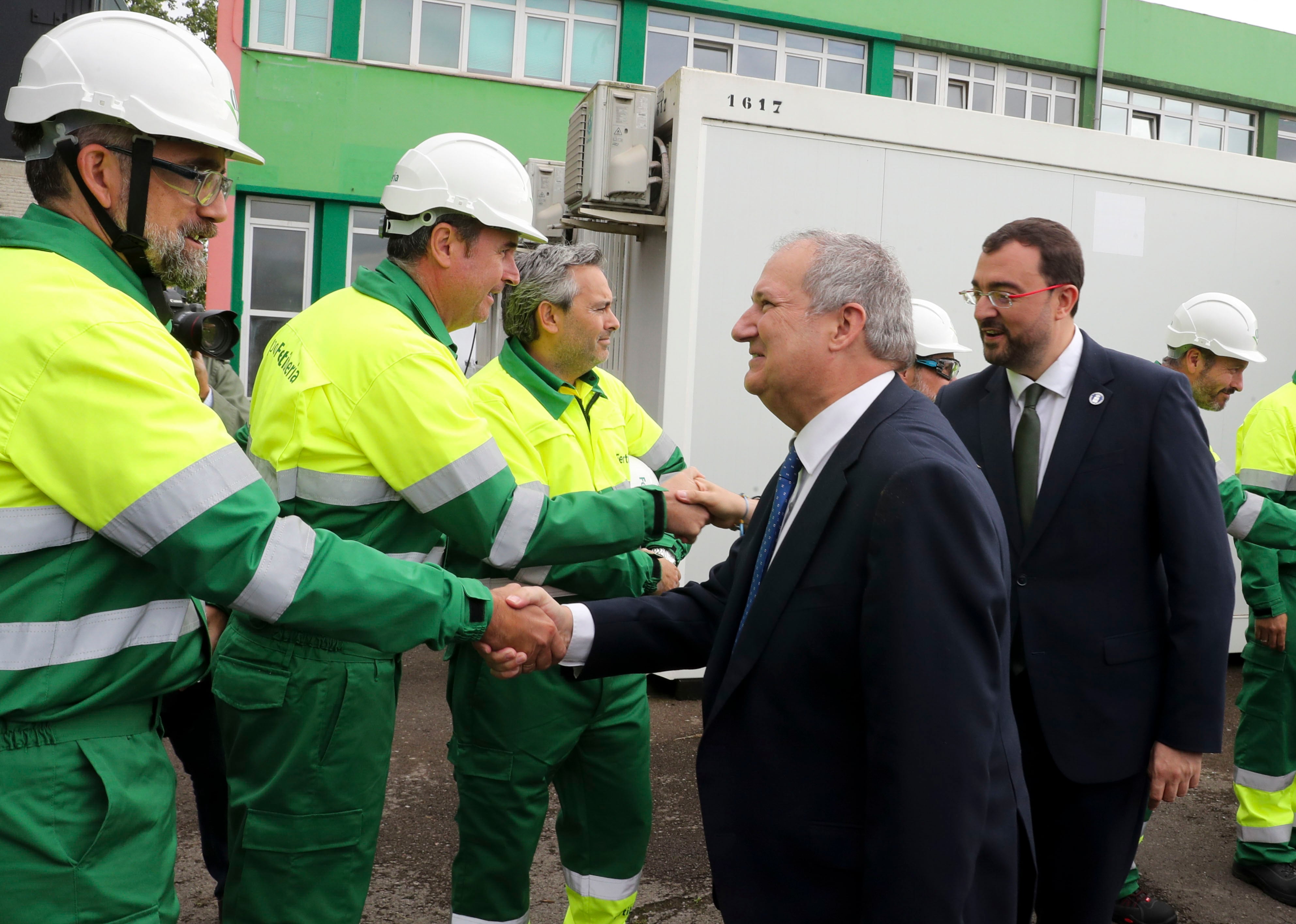 AVILÉS (ASTURIAS) 13/09/2024.- El ministro de Industria y Turismo, Jordi Hereu (2d), acompañado del presidente del Principado, Adrián Barbón (d), saluda a varios trabajadores durante su visita a las instalaciones de Fertiberia, en Avilés, este viernes. EFE/ J.L. Cereijido
