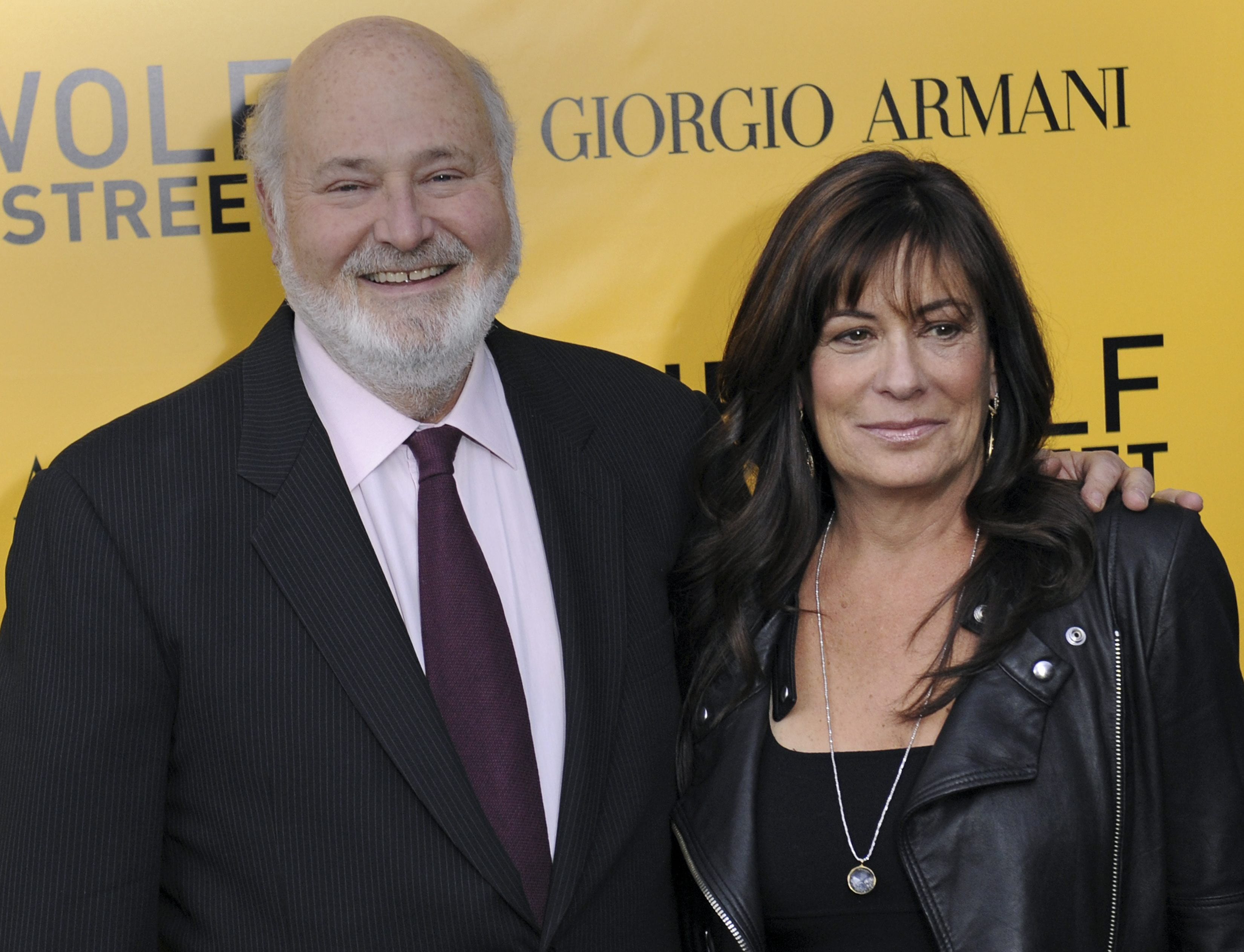Fotografía de archivo del 17 de diciembre de 2013 del director estadounidense Rob Reiner (i) y su esposa Michele Singer posando a su llegada al estreno de 'The Wolf Of Wall Street', en el Teatro Ziegfeld en Nueva York (Estados Unidos).