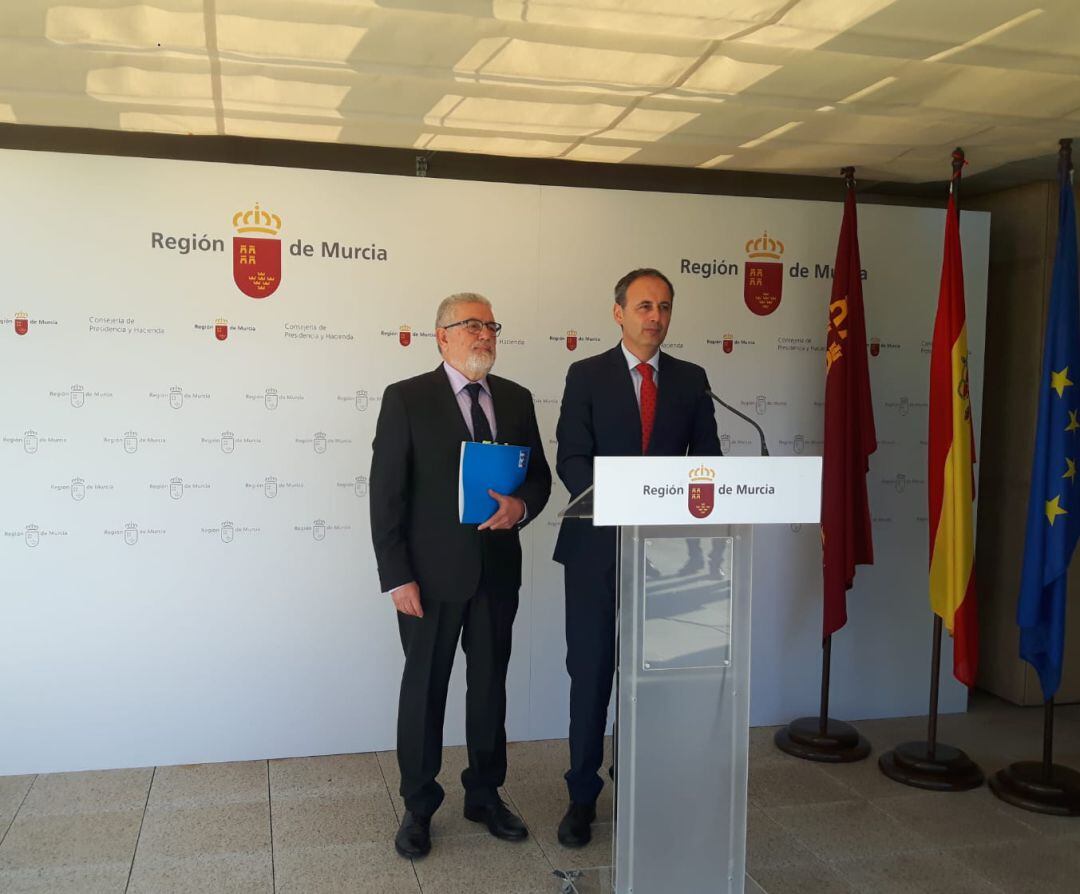 El consejero Celdrán (derecha) junto a Mariano Caballero (izquierda)