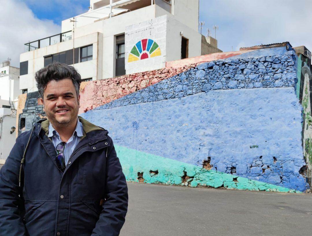 El coordinador de NC en Lanzarote, Armando Santana, en la plaza del Almacén, en Arrecife.