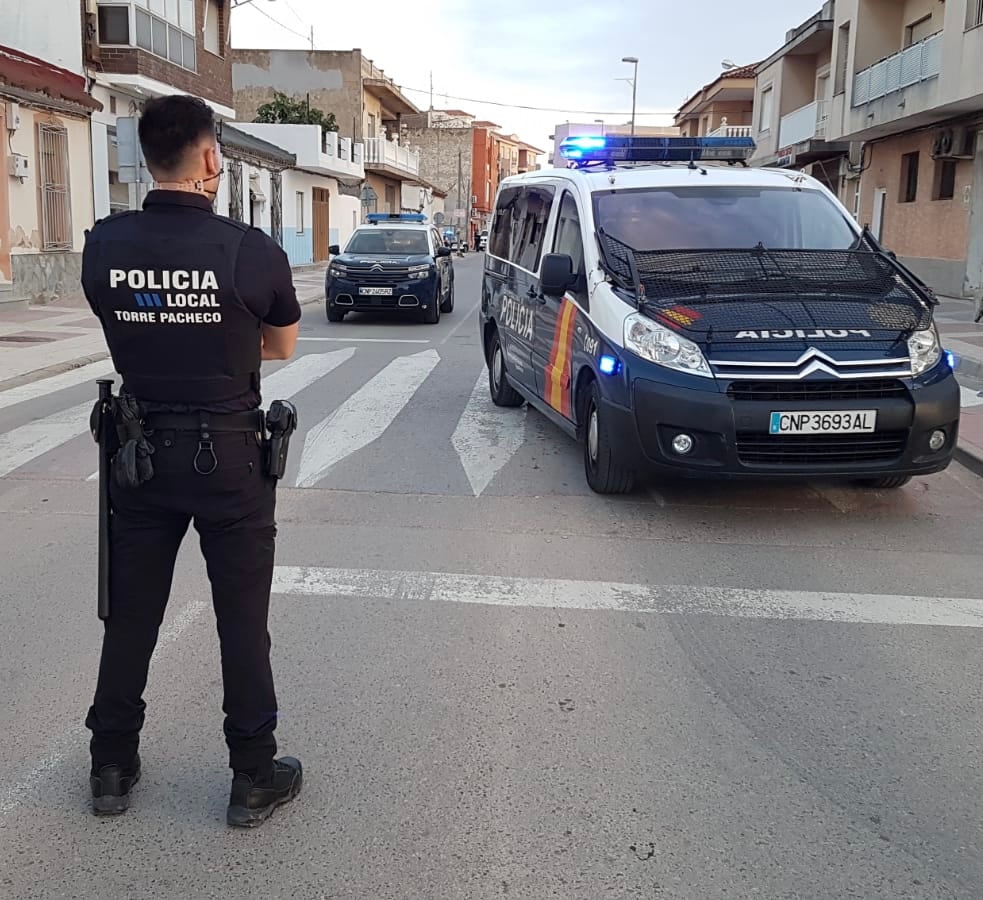 La Policía Local de Torre Pacheco detiene a dos ladrones mientras robaban en un bar.