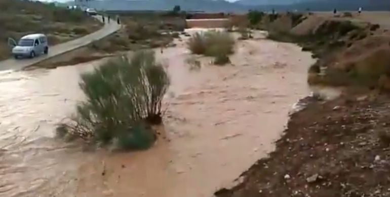 La rambla de Jumilla impide el paso de vehículos