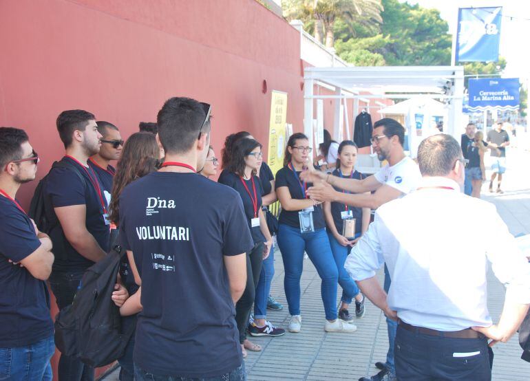 El chef Quique Dacosta hablando con los voluntarios del D*NA Festival Gastronòmic de Dénia, celebrado en la Marineta Cassiana. 