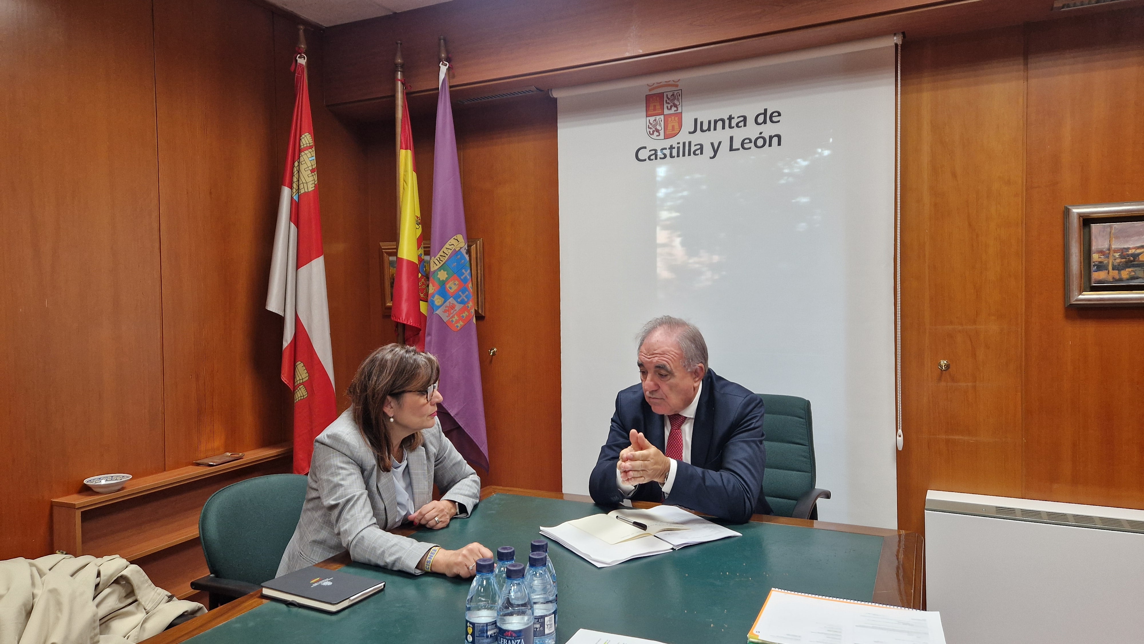 Reunión entre la alcaldesa de Cisneros y el delegado de la Junta en Palencia