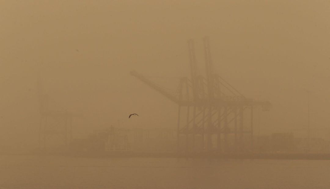 Una borrasca traerá desde este sábado fuertes vientos, calima y mala mar a Canarias como ya lo hizo hace aproximadamente un año que dejó esta estampa en el Puerto de La Luz y de Las Palmas en Gran Canaria