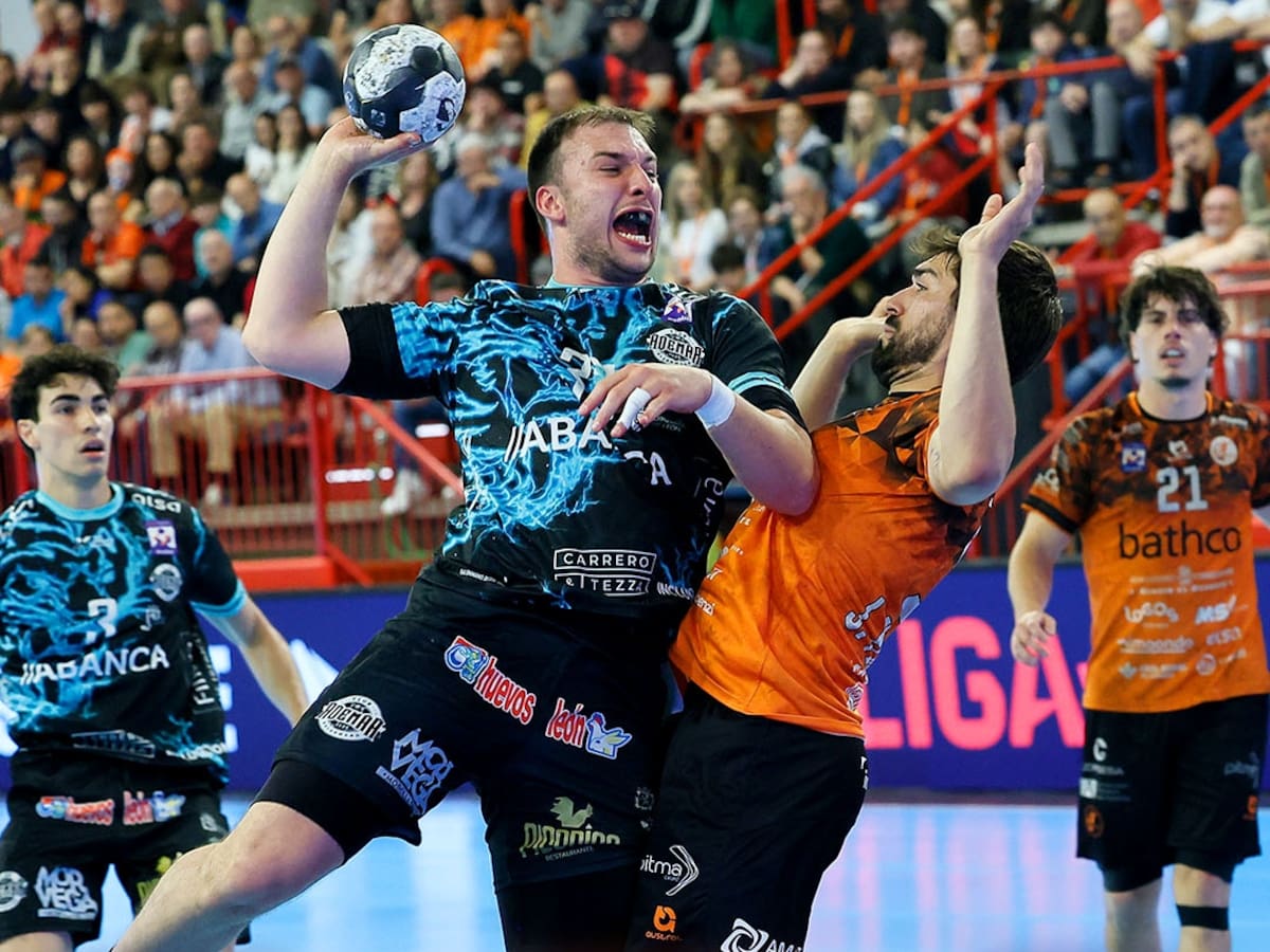 La falta de defensa condena al Ademar en Torrelavega (40-33)