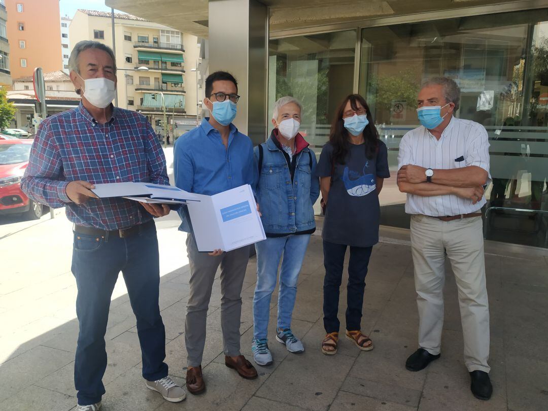 Miguel Ángel López, Tomás Cabezón y miembros de la Plataforma por la reapertura de la farmacia de Villar del Río