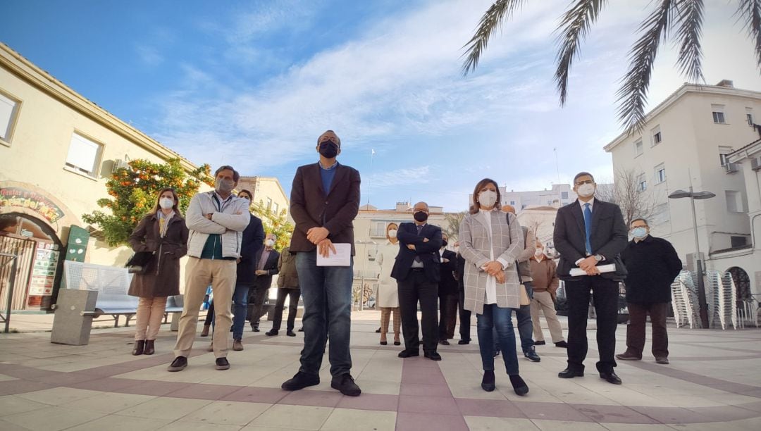 Manuel Bonilla, líder del PP en Jaén capital, junto al resto de miembros populares jiennenses