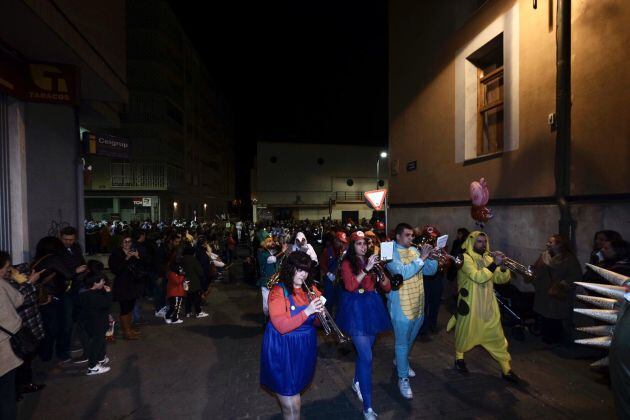 Los carnavaleros, entrando en la Plaza