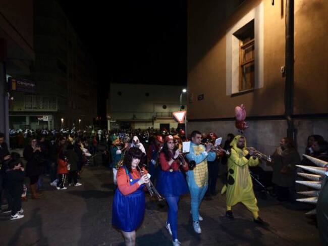 Los carnavaleros, entrando en la Plaza