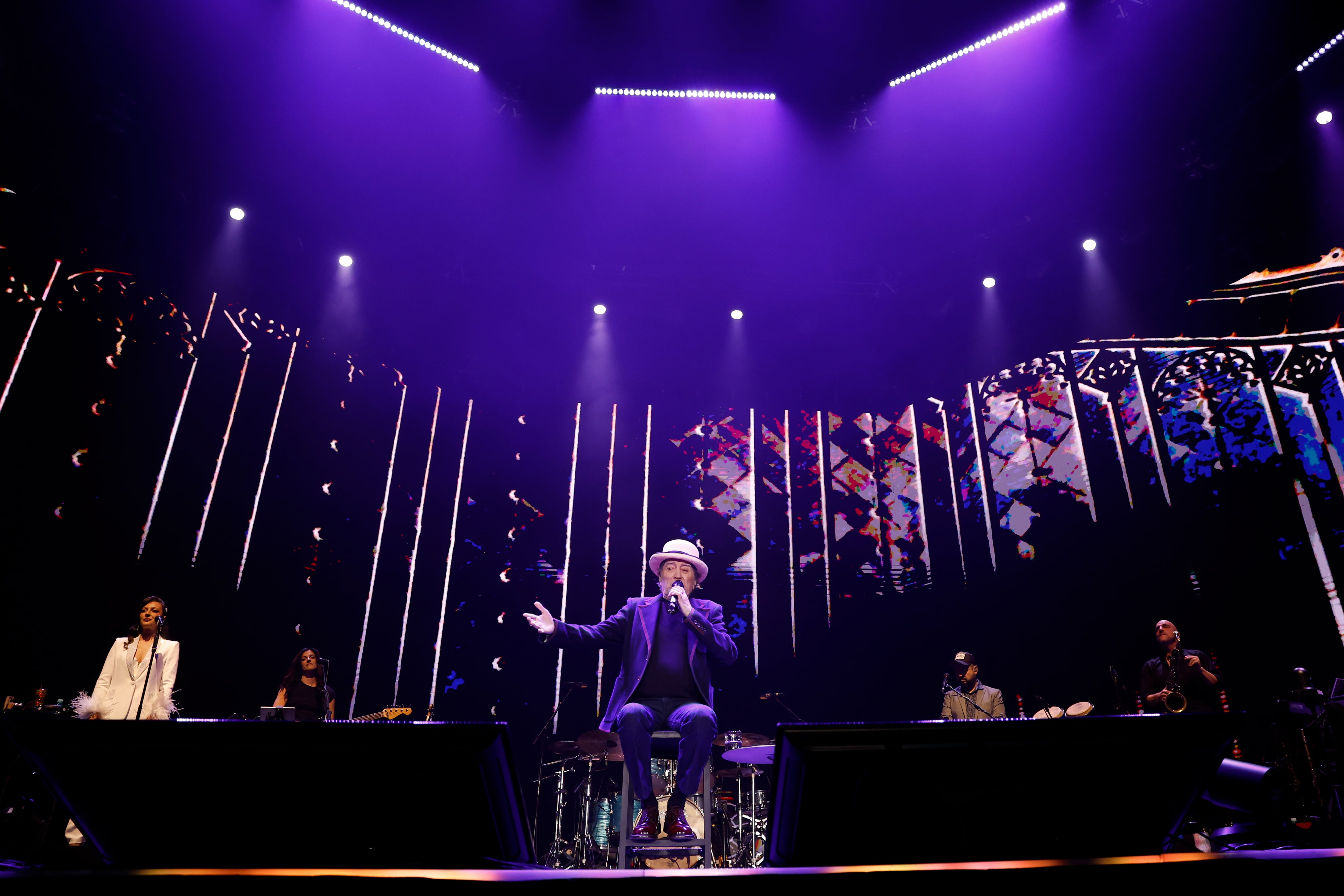 MADRID, 30/11/2025.- El músico y cantante Joaquín Sabina durante el concierto que ha ofrecido hoy domingo en el Movistar Arena, en Madrid. EFE / Javier Lizón.
