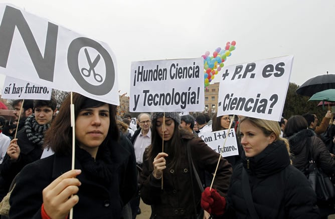 Varios jóvenes sostienen pancartas durante la concentración convocada por el colectivo &#039;Carta Abierta por la Ciencia&#039;, que reúne a sociedades y organizaciones científicas, sindicatos y representantes de la Confederación de Rectores de Universidades Españo