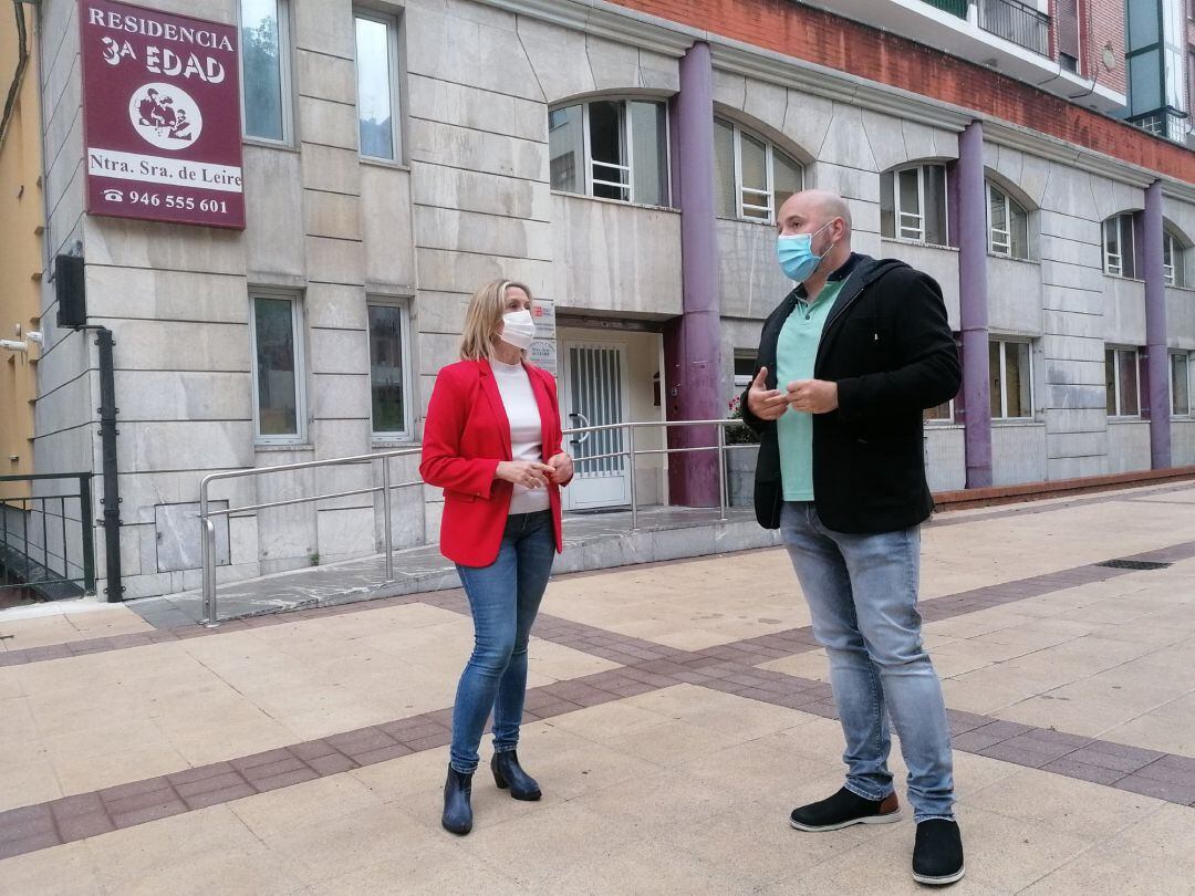 Amaia del Campo y Mikel Antizar junto a una de las residencias de Barakaldo