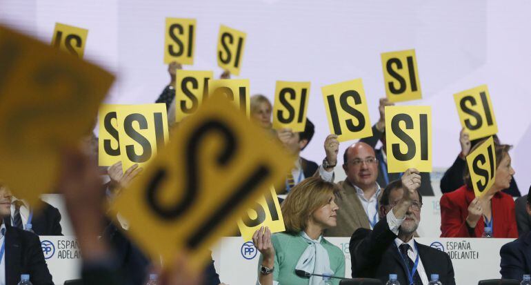 El presidente del PP, Mariano Rajoy, y la secretaria general del partido, María Dolores de Cospedal, durante una de las votaciones en la primera jornada del XVIII Congreso nacional del partido 