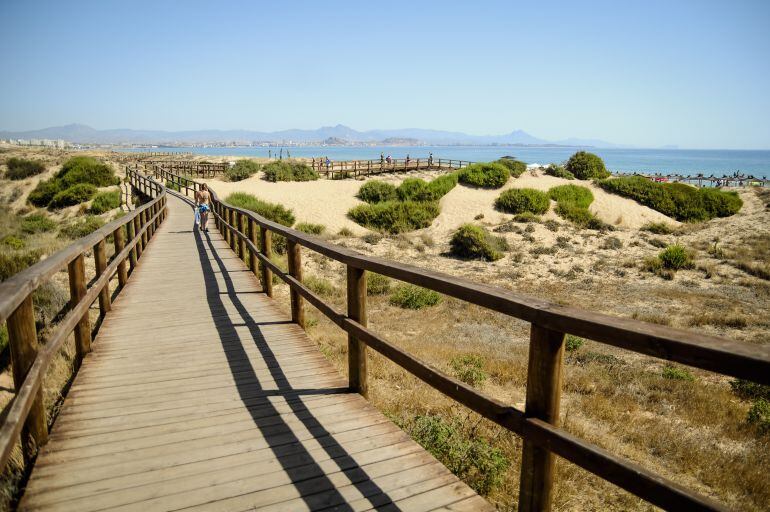 imagen de la Playa del Carabassí con el sistema dunar