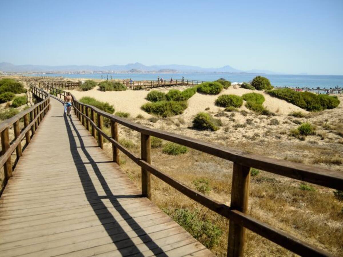 Comienzan las actividades deportivas en las playas de Arenales y El Altet