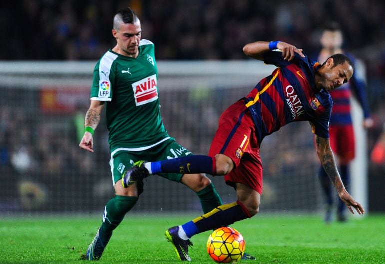 BARCELONA, SPAIN - OCTOBER 25:  Neymar of FC Barcelona competes for the ball with Simone Verdi of SD Eibar during the La Liga match between FC Barcelona and SD Eibar at Camp Nou on October 25, 2015 in Barcelona, Spain.  (Photo by David Ramos/Getty Images)