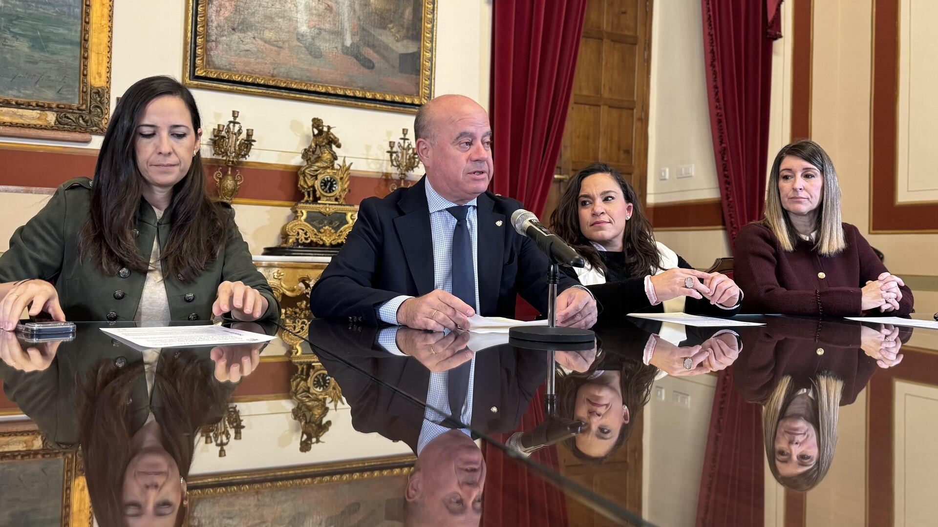 El alcalde Manuel Barón en rueda de prensa junto a Ana Cebrián, Sara Ríos y Teresa Molina