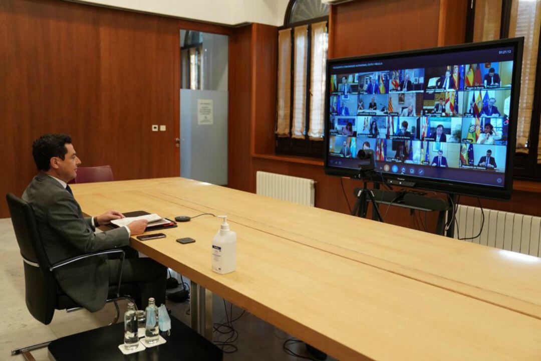 El presidente de la Junta, Juanma Moreno Bonilla, durante la reunión telemática de presidentes regionales con el presidente del Gobierno, Pedro Sánchez