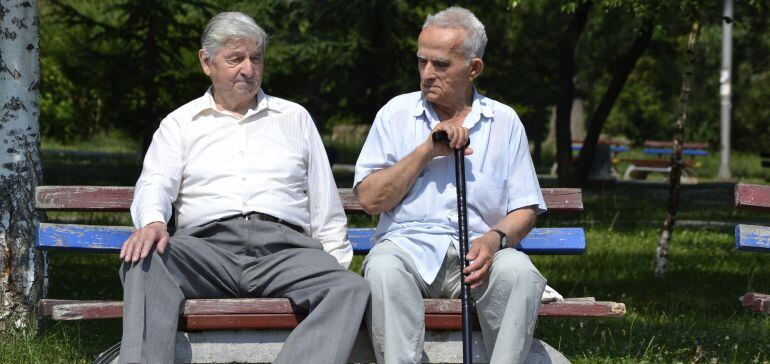 Imagen de archivo de dos personas mayores