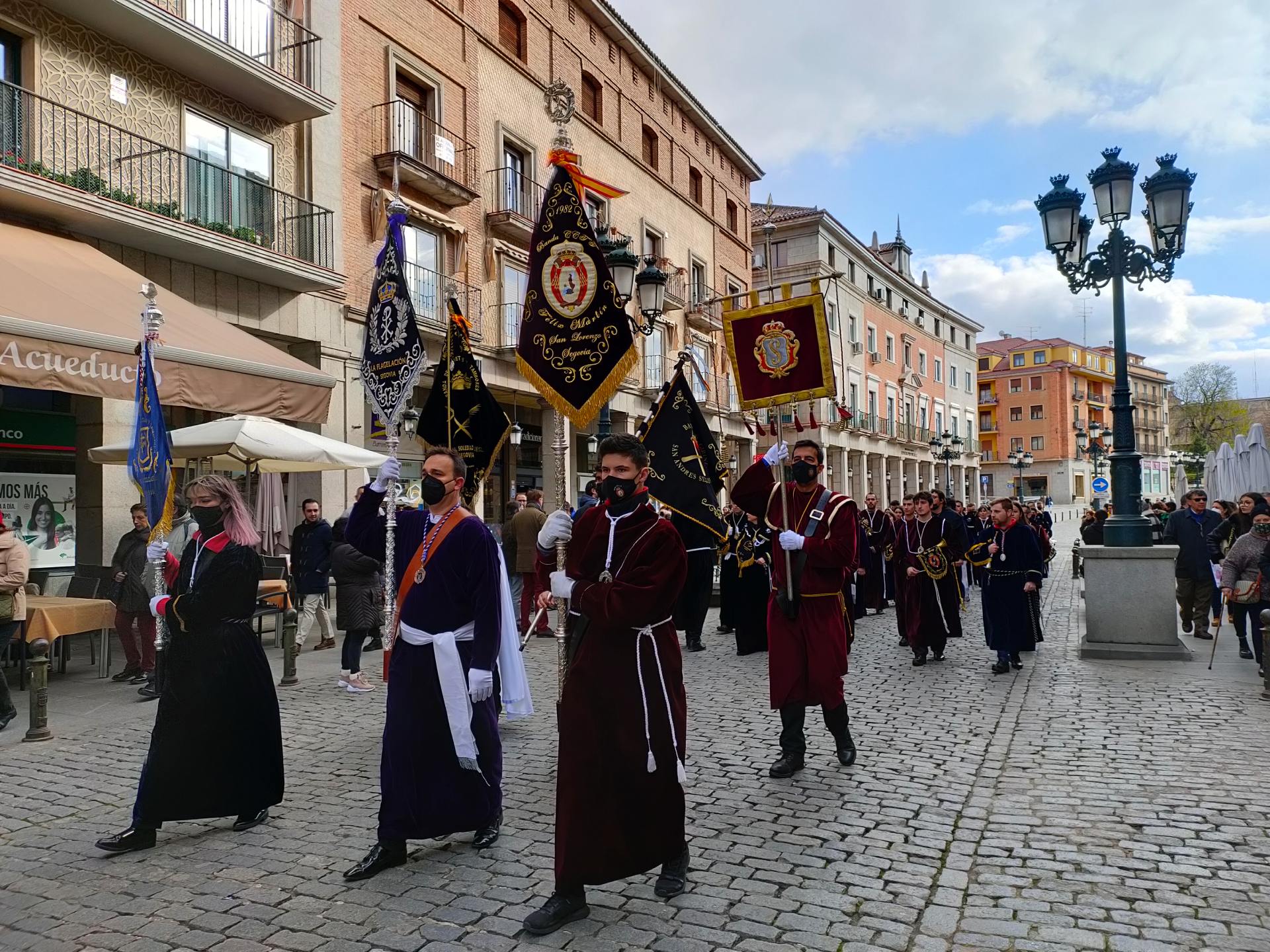 Estandartes y bocinas de la Junta de Cofradías durante el pregón de Semana Santa de Segovia