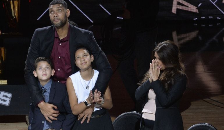 Tim Duncan, con su familia durante el acto en el que los Spurs han retirado su dorsal y han colgado su camiseta.