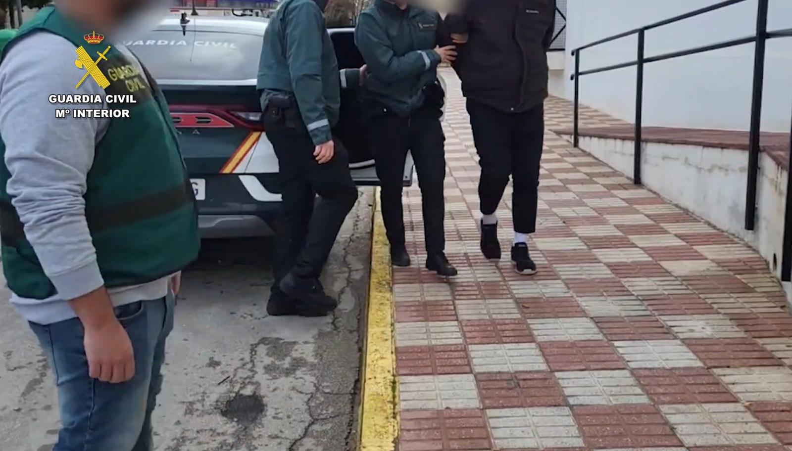 Guardias civiles  llevan al empresario detenido a las dependencias del cuartel de Villacarrillo.