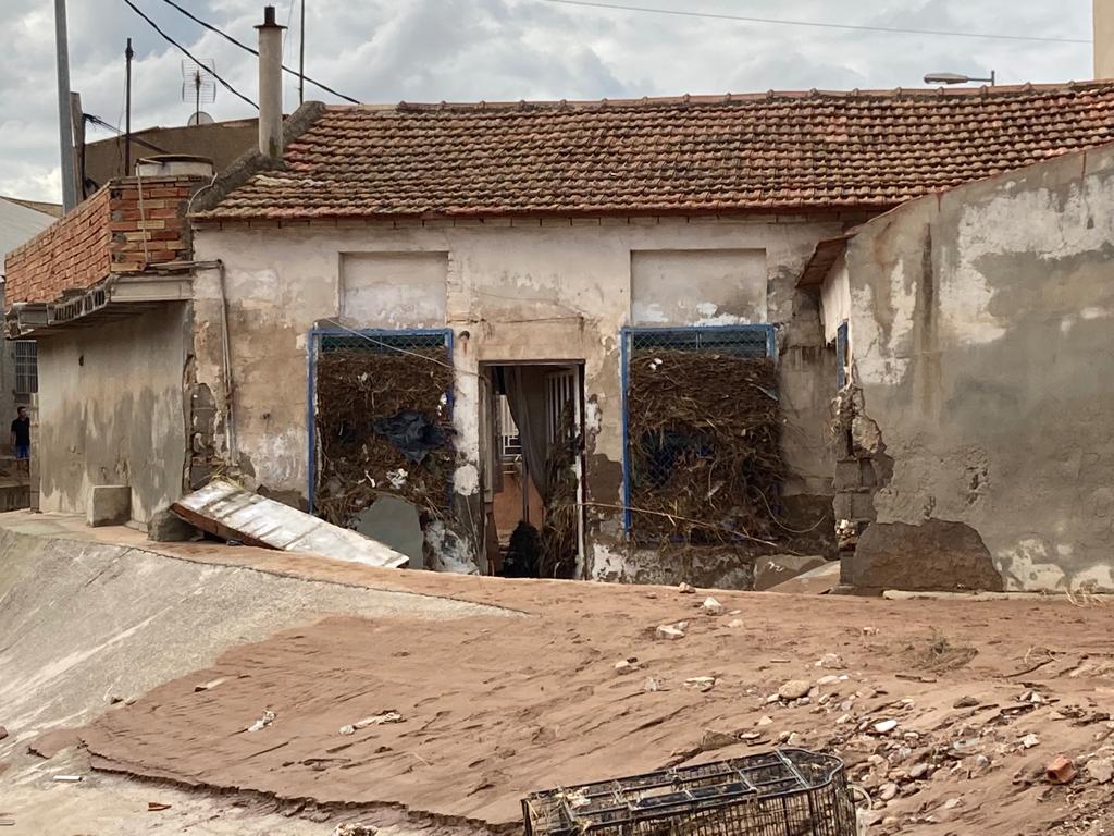 Así quedó la parte de atrás de la vivienda del vecino fallecido en Javalí Viejo, por donde el agua rompió el muro y entró en la casa
