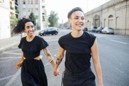 Una pareja de la mano 