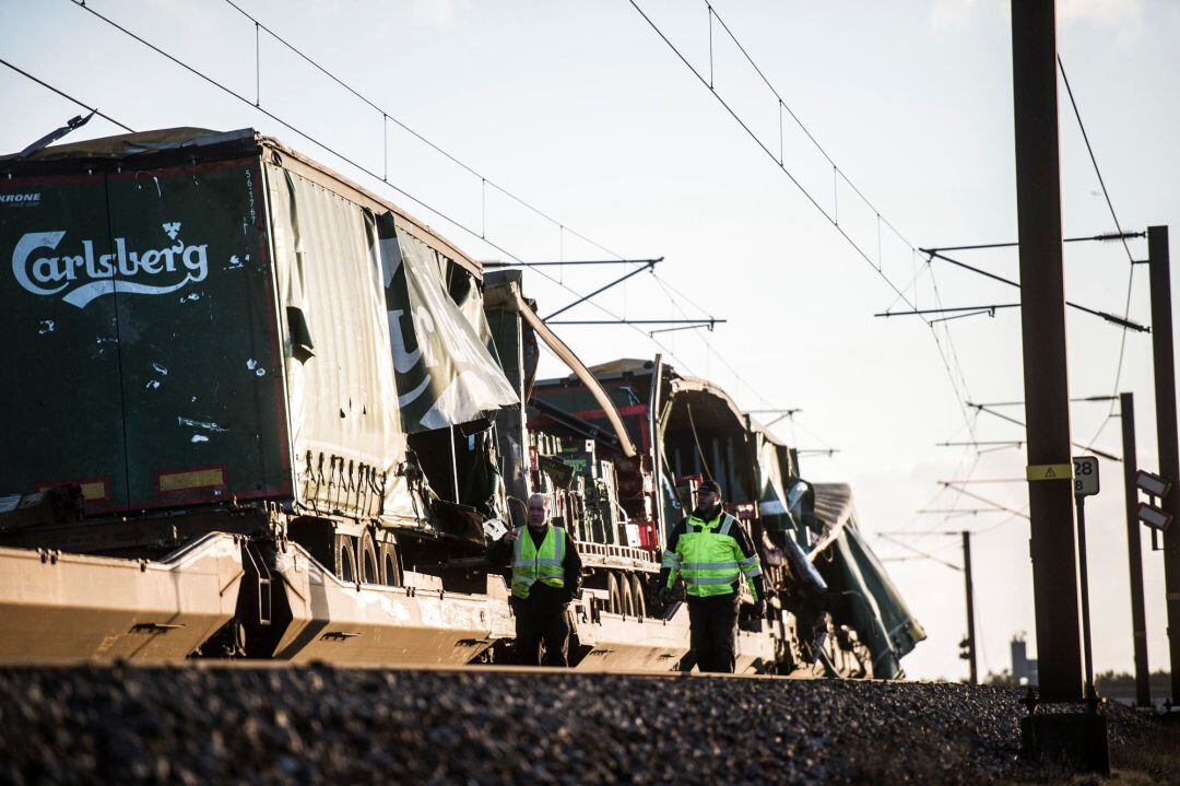 El fuerte viento en la zona habría provocado que parte de la carga de un tren de mercancías saliera despedida, alcanzado un tren de pasajeros que circulaba por la vía contraria.