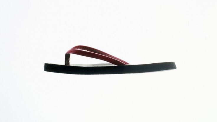 La chancleta, un calzado de armas tomar