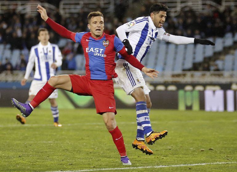 El defensa del Levante Toño García (i) y el delantero mexicano de la Real Sociedad Carlos Vela (d), durante el partido de la vigésima octava jornada de Liga que disputan en el estadio de Anoeta. EFE-GORKA ESTRADA