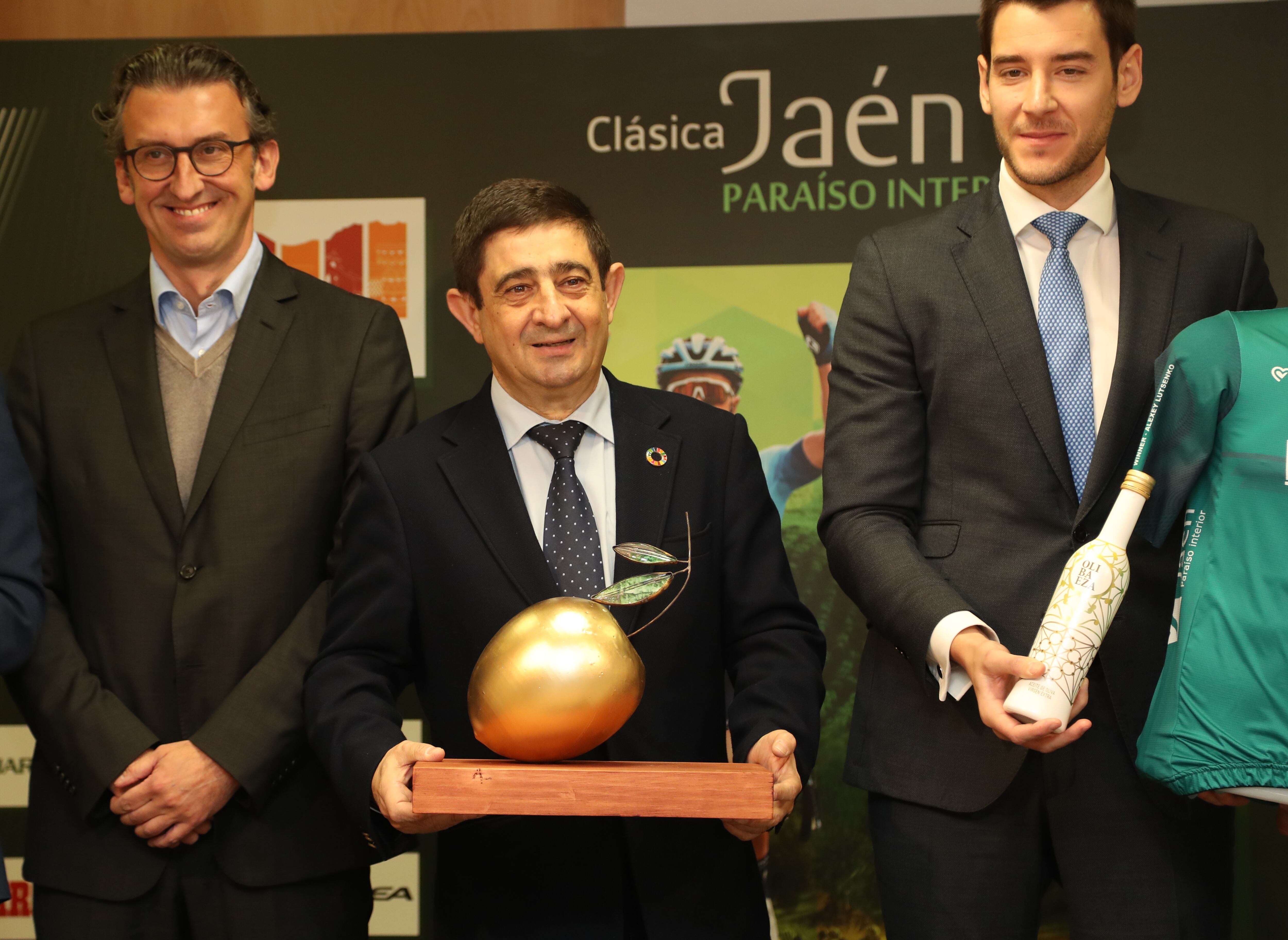 El presidente de la Diputación Provincial de Jaén, Francisco Reyes, presenta el Trofeo que se entregará al ganador de la prueba