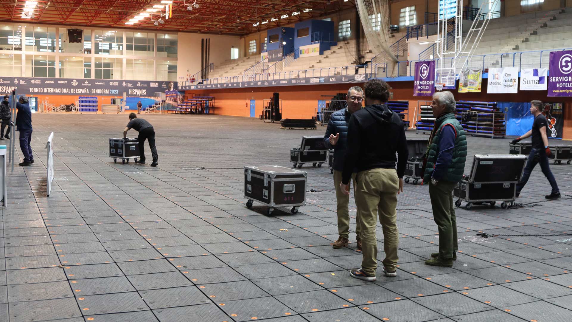 El alcalde de Benidorm, Toni Pérez, ha visitado este martes la instalación para comprobar ‘in situ’ el avance de los trabajos y lo ha hecho acompañado por el concejal de Eventos, Jesús Carrobles, la de Deportes, Mariló Cebreros, y el edil de Espacio Público, José Ramón González de Zárate