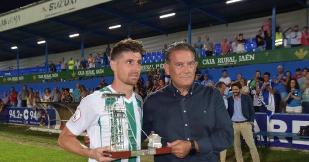 Entrega de la Cabria de Plata al Córdoba C.F. en el Trofeo Ciudad de Linares de Fútbol.