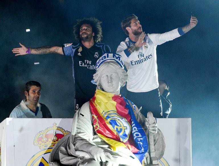 Los capitanes del Real Madrid Sergio Ramos  y Marcelo ponen la bufanda madridista a la diosa Cibeles durante la celebración del título de liga de 2022