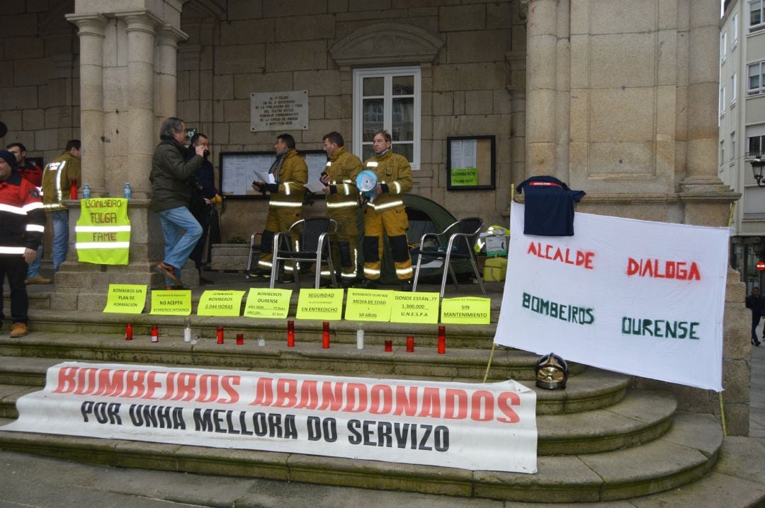 Desde el lunes hasta el miércoles, tres bomberos se mantuvieron en huelga de hambre a las puertas del Concello para reclamar más medios y personal. 