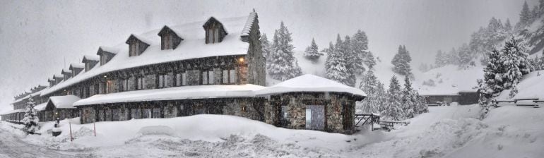 GRA005. LLANOS DEL HOSPITAL (HUESCA), 30/01/2015.- Estampa de la estación de esquí de Los Llanos del Hospital (Huesca), que ha amanecido con esta increíble nevada obligando a cerrar los pasos fronterizos del alto del Somport y del Portalet y a la utilizac