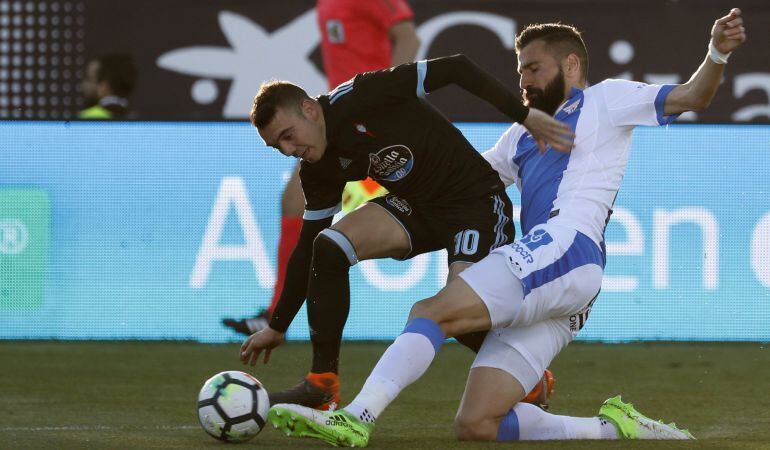 El defensa griego del CD Leganes, Dimitrios Siovas (d), disputa el balón con el delantero del Celta de Vigo, Iago Aspas (i), en el partido del pasado sábado.