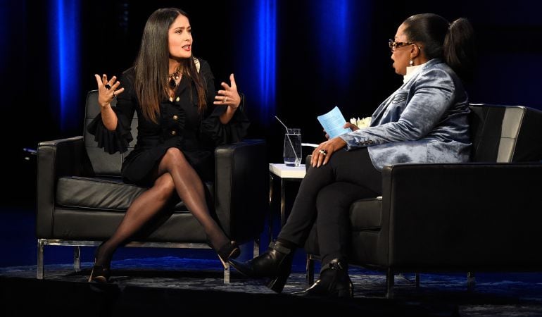 Salma Hayek habla con Oprah Winfrey durante su entrevista para el programa Oprah’s SuperSoul Conversations.