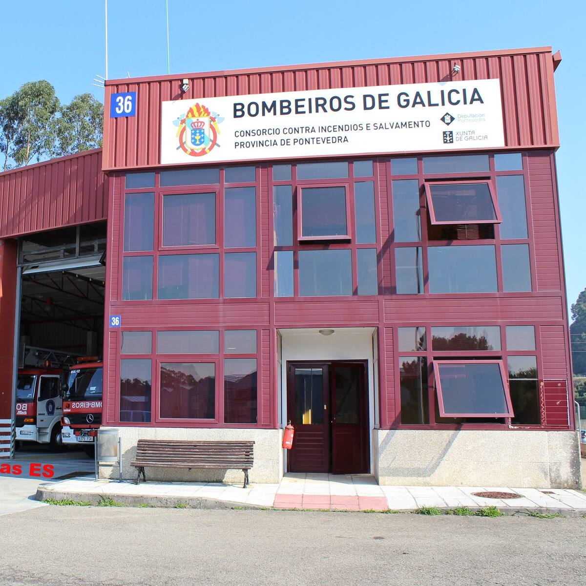 El incendio de un galpón quema un vehículo agrícola y una moto en Moaña
