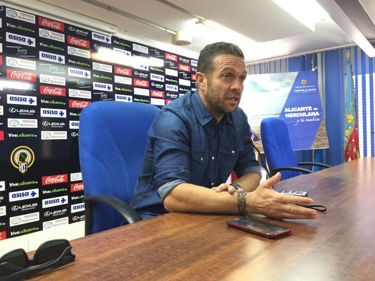 Luis García Tevenet, entrenador del Hércules CF, en la sala de prensa del Rico Pérez 