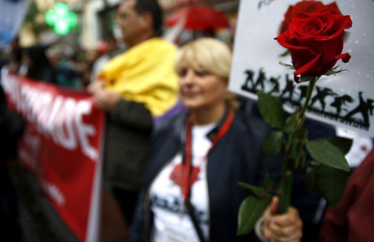 Varios centenares de personas se han concentrado desde antes del mediodía en Madrid, frente la sede del PSOE en la calle de Ferraz.