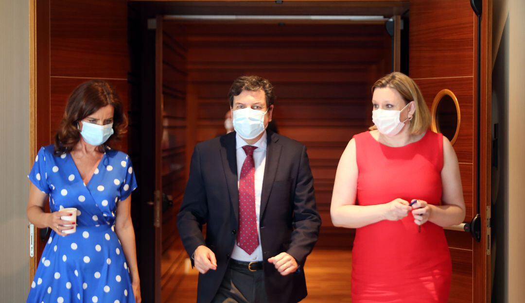 La consejera de Familia, Isabel Blanco, junto al consejero de Economía y Hacienda, Carlos Fernández Carriedo y la consejera de Empleo, Carlota Amigo