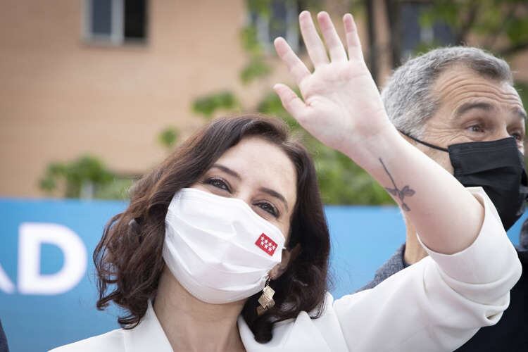 Ayuso saluda y deja ver el tatuaje que lleva en honor a 'Depeche Mode'.