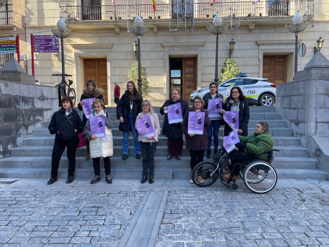 Representantes de Consejo Municipal por la Igualdad de Tudela junto a la concejalía de Derechos Sociales e Igualdad del Ayuntamiento de Tudela, Anichu Agüera