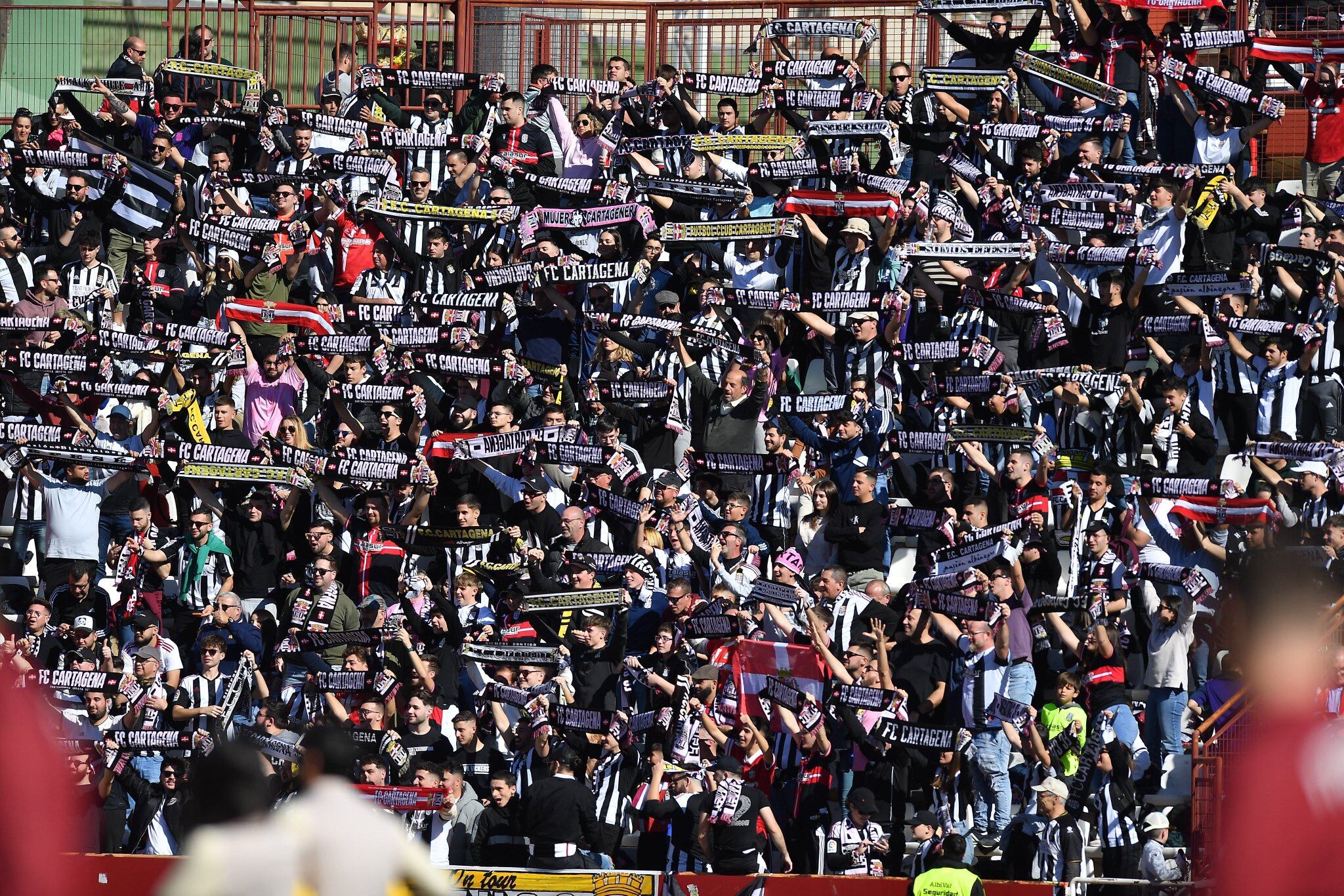 La afición del FC Cartagena en el Carlos Belmonte