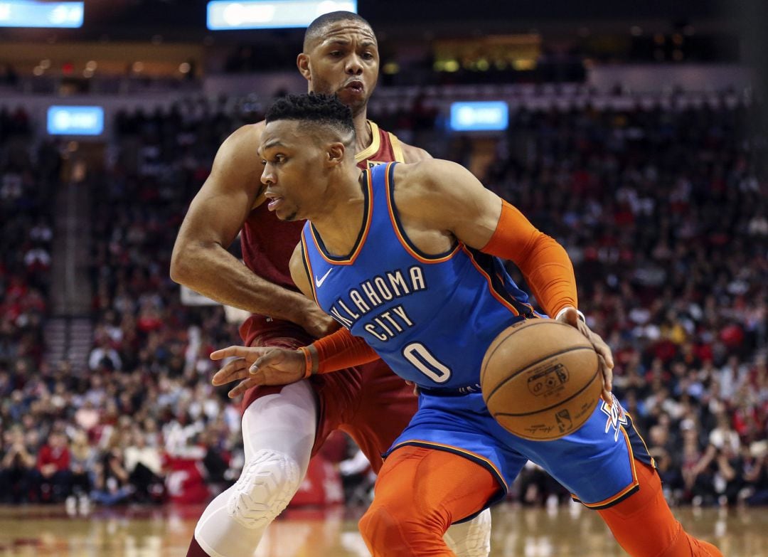 Russel Westbrook se intenta zafar de la defensa de Eric Gordon.