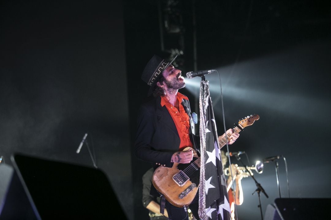 Leiva durante un concierto