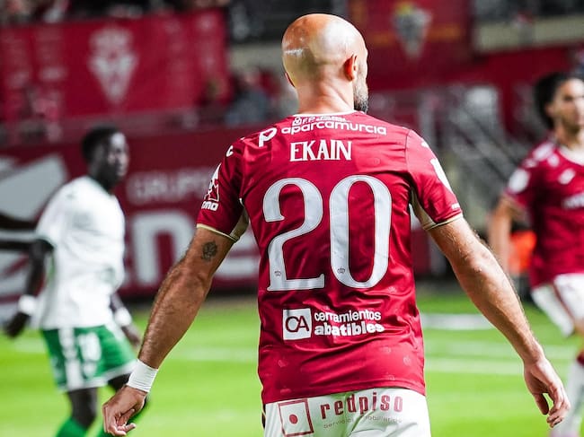 Ekain Zenitagoia durante un partido del Real Murcia.